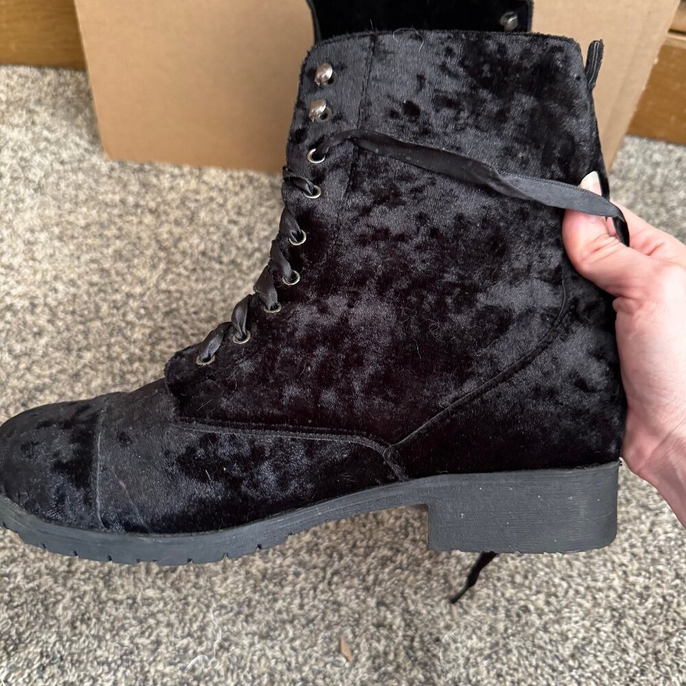 Black Crushed Velvet Combat Lace-Up Boots Hot Topic Size 8 - Picture 3 of 3